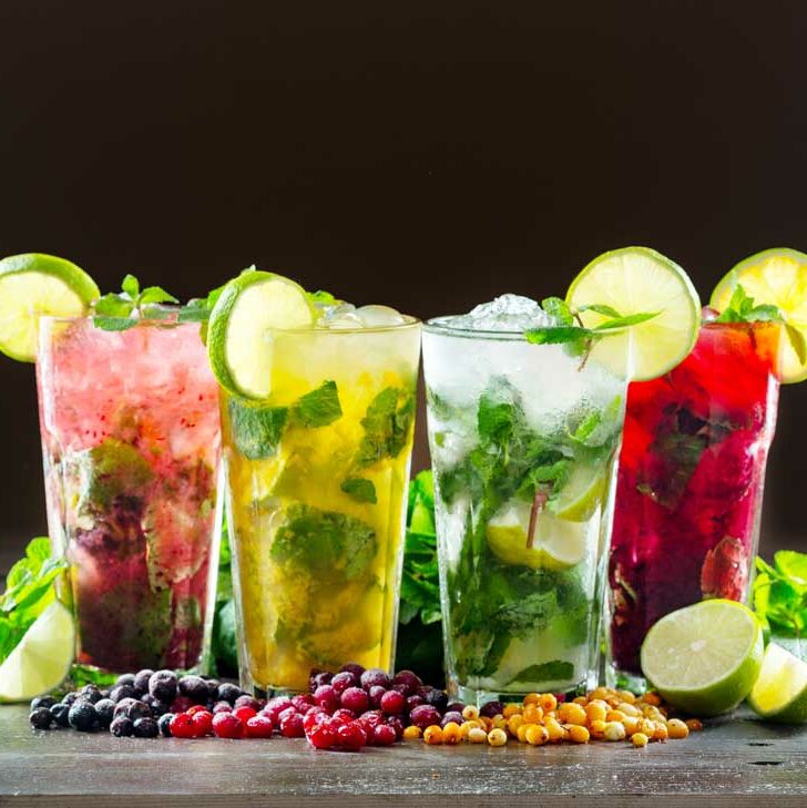 verschiedene Säfte mit chrushed Ice und Früchten