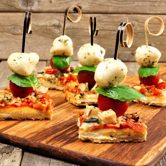 kleine Spieße mit Tomate und Mozzarella als Vorspeise